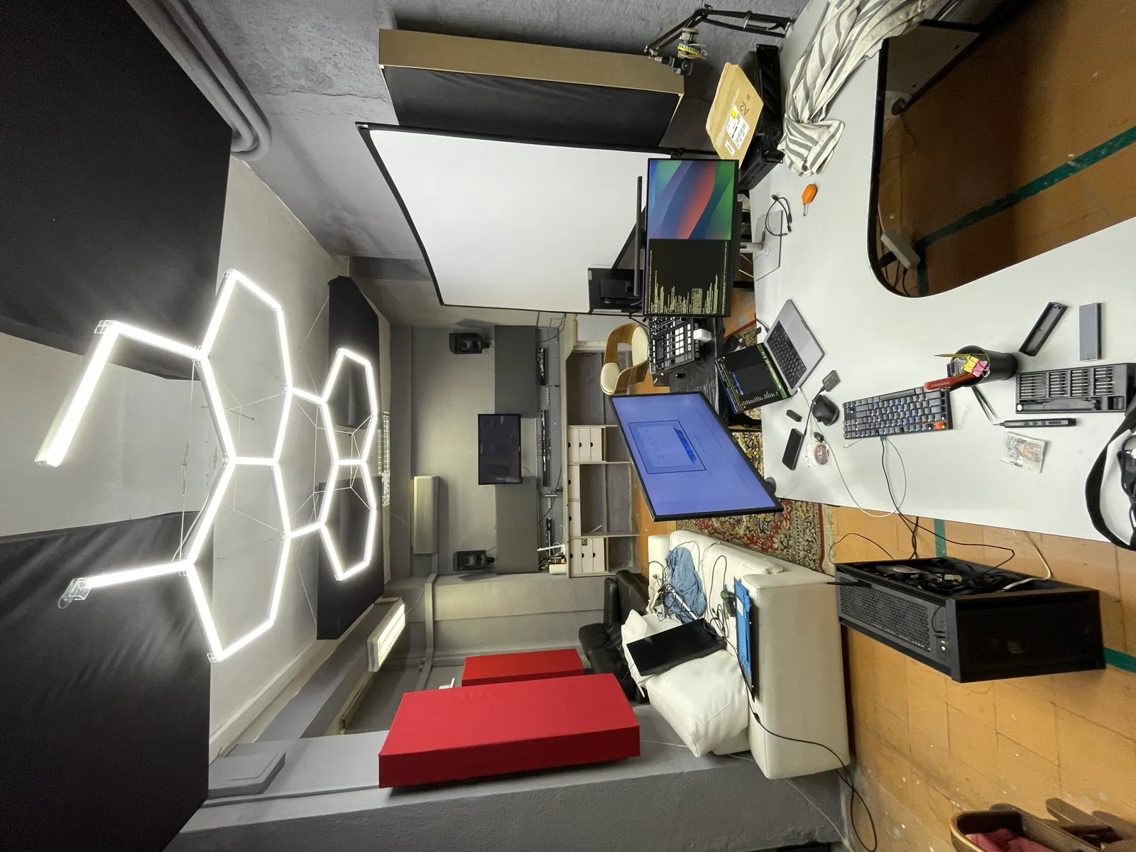 Sala tratada con absorbentes de pared y nubes acústicas de techo